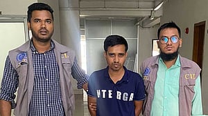 ইংরেজিতে ‘পটু’ জাহাজের খালাসীর ‘প্রকৌশলী’ পরিচয়ে বিয়ে, অতঃপর…