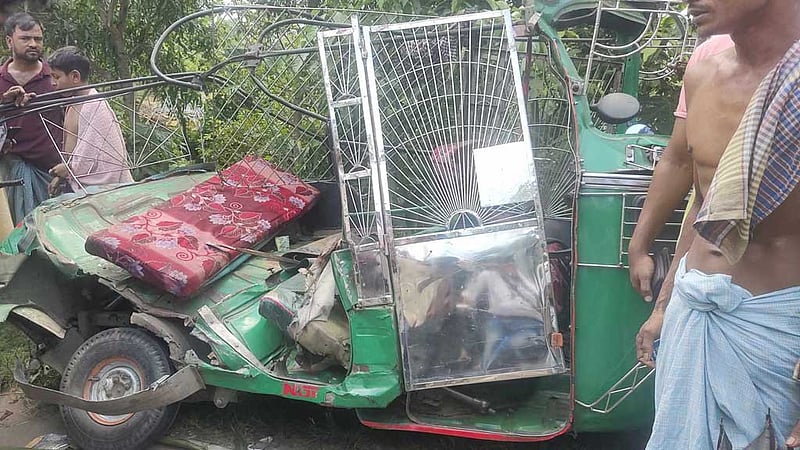 হাটহাজারীতে বাসের ধাক্কায় প্রাণ গেল অটোরিকশার ২ যাত্রীর