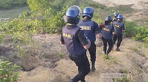 কক্সবাজারে ‘আরসার আস্তানায়’ র‍্যাবের অভিযান, অস্ত্রসহ আটক ২