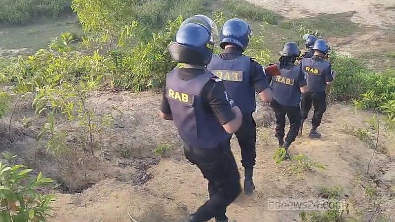 কক্সবাজারে ‘আরসার আস্তানায়’ র‍্যাবের অভিযান, অস্ত্রসহ আটক ২