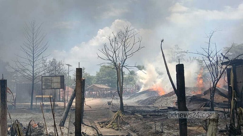 উখিয়ায় রোহিঙ্গা ক্যাম্পে আগুনে পুড়ল অর্ধশতাধিক ঘর ও দোকান