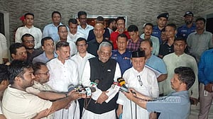 রোহিঙ্গা ক্যাম্পে ‘অস্ত্রের ঝনঝনানি’ নিয়ে যা বললেন স্বরাষ্ট্রমন্ত্রী