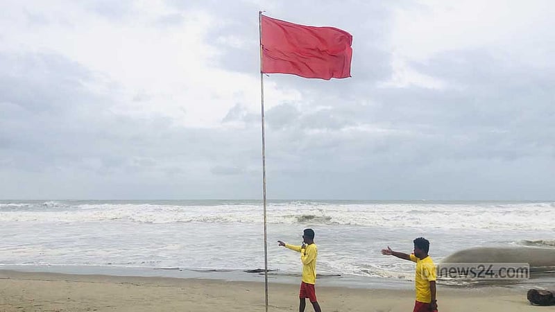 রেমাল: কক্সবাজারে পর্যটকদের সৈকতে নামতে নিরুৎসাহিত করা হচ্ছে