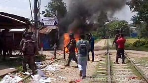 হাটহাজারীতে ভোট কেন্দ্রের বাইরে ধাওয়াধায়ি