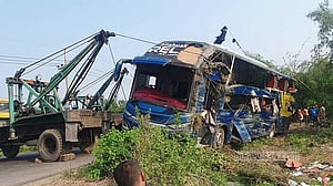 কুমিল্লায় নিয়ন্ত্রণ হারিয়ে বাস খাদে, নিহত ৫