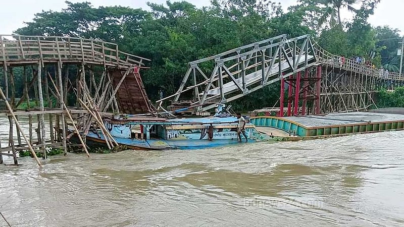 কুমিল্লায় বালুবাহী নৌযানের ধাক্কায় সেতু ভেঙে বিচ্ছিন্ন ১৫ গ্রাম