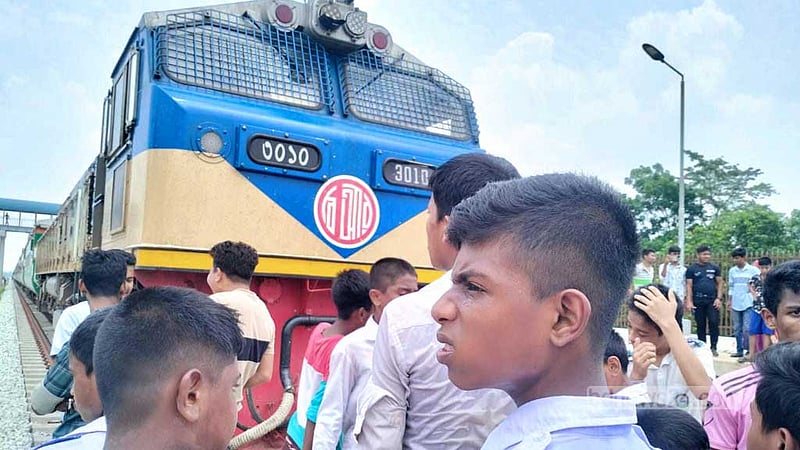 কুমিল্লায় ট্রেনে কাটা পড়ে স্কুলছাত্রীর মৃত্যু, ট্রেন আটকে অবরোধ