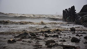 উপকূল অতিক্রম করছে প্রবল ঘূর্ণিঝড় ‘রেমাল’