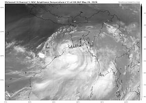 প্রবল ঘূর্ণিঝড় রেমাল ১৮০ কিলোমিটারের মধ্যে