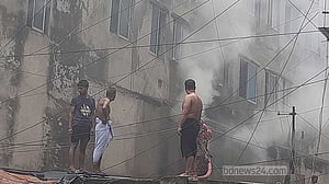 ধোলাইখালে ভবনে আগুন, নিয়ন্ত্রণে ফায়ার সার্ভিসের ৫ ইউনিট
