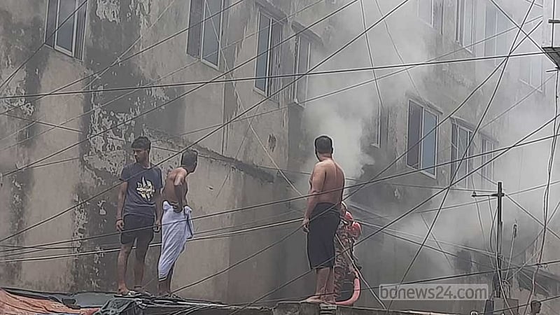 ধোলাইখালে ভবনে আগুন, নিয়ন্ত্রণে ফায়ার সার্ভিসের ৫ ইউনিট