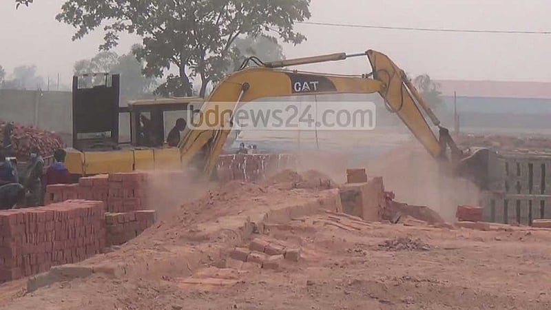 সব ইটভাটা বন্ধ না করায় রংপুরের বিভাগীয় কমিশনারের ব্যাখ্যা তলব