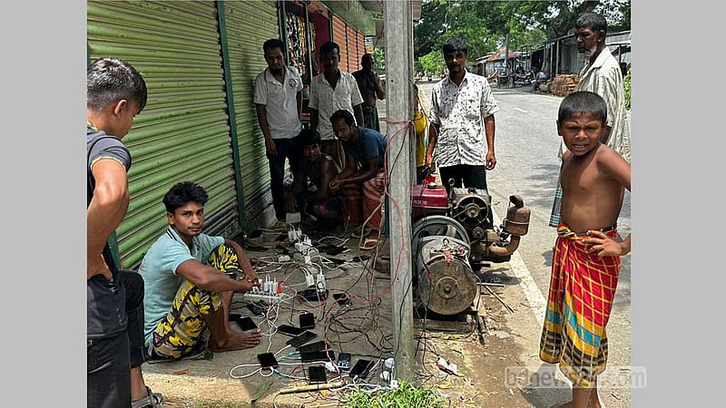 রেমাল: বিদ্যুৎহীন ফরিদপুরে ২০ টাকায় জেনারেটরে মোবাইল চার্জ