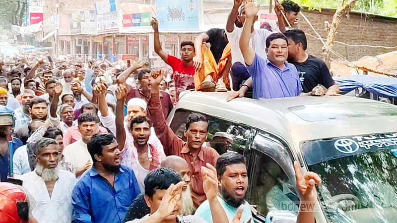 ‘এমপির চাপে’ সরে গিয়ে ভোটে ফিরলেন ‘জনগণের চাপে’