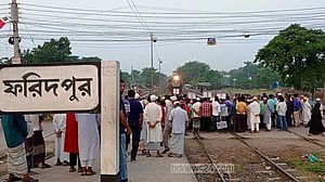 যাত্রাবিরতির দাবিতে ফরিদপুরে ট্রেন আটকে বিক্ষোভ, আল্টিমেটাম