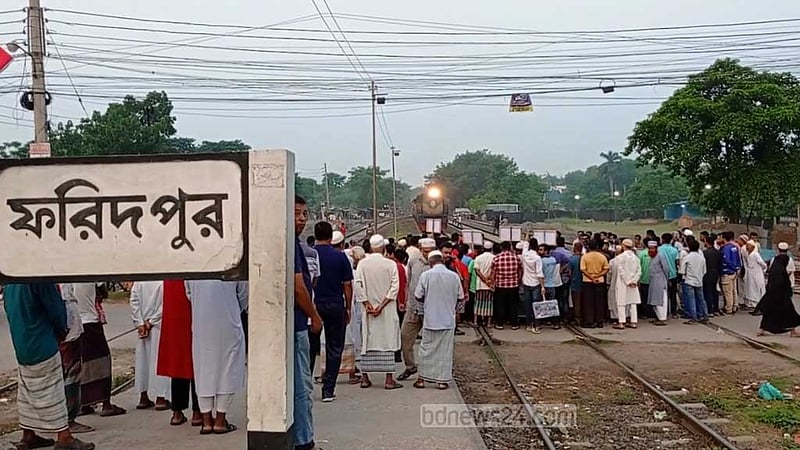 যাত্রাবিরতির দাবিতে ফরিদপুরে ট্রেন আটকে বিক্ষোভ, আল্টিমেটাম