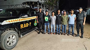 ফেনীতে ‘কিশোর গ্যাংয়ে’র’ প্রধানসহ আটক ৫, অস্ত্র উদ্ধার