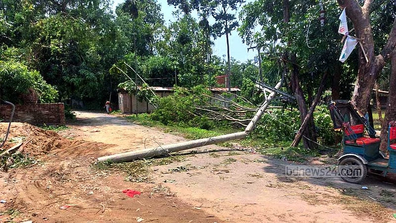 ফেনীতে ঝড়ে ভেঙেছে ১১৭ খুঁটি, বিদ্যুৎহীন তিন লাখ গ্রাহক