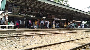 নারায়ণগঞ্জে ট্রেনের ছাদ থেকে পড়ে একজন নিহত