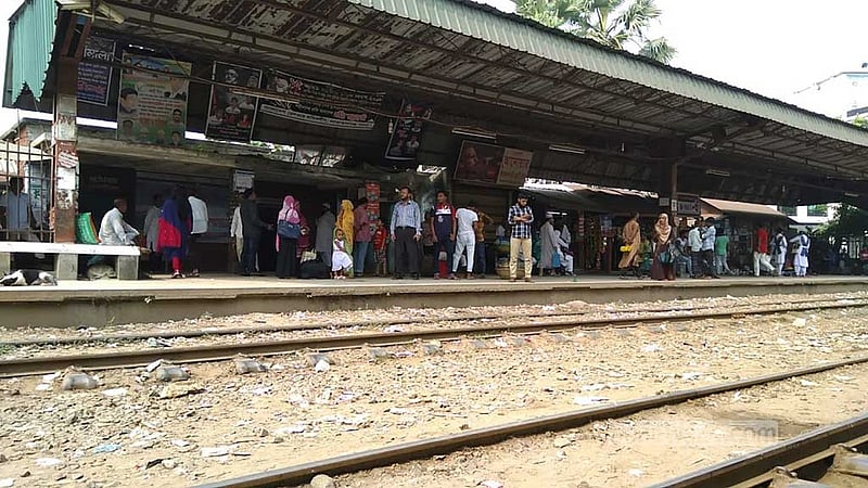 নারায়ণগঞ্জে ট্রেনের ছাদ থেকে পড়ে একজন নিহত