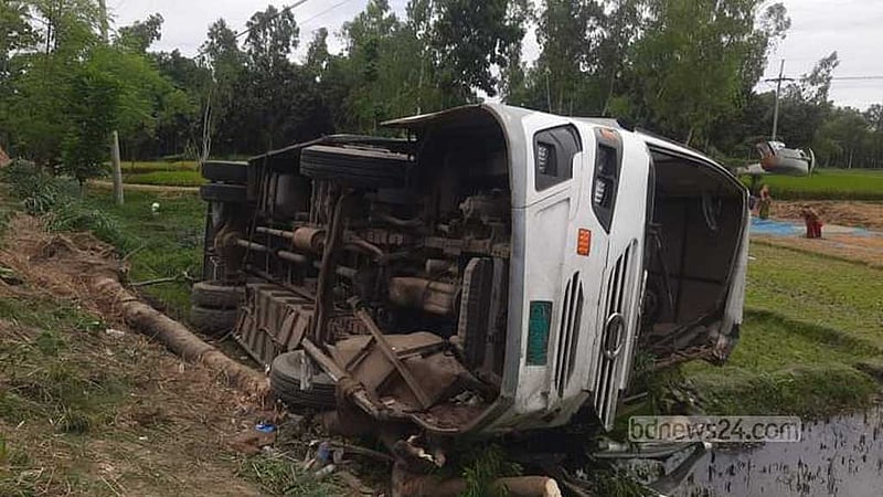 গাইবান্ধায় নিয়ন্ত্রণ হারিয়ে বাস উল্টে চালকের সহকারী নিহত