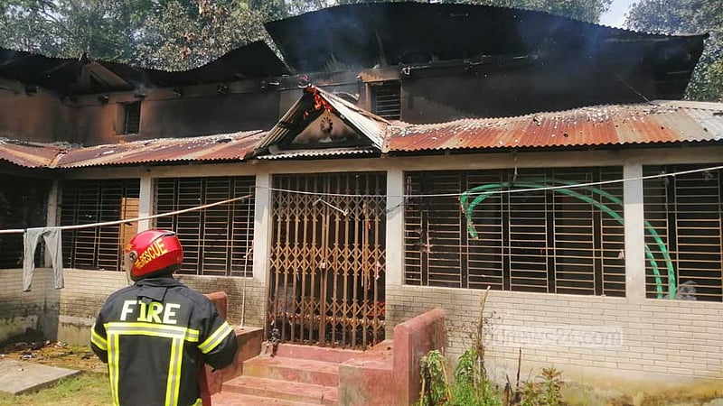 নেশার টাকা না পেয়ে বাড়ি পুড়িয়ে দিল ছেলে