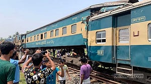 গাজীপুরে ২ ট্রেনের সংঘর্ষে  ১০ বগি লাইনচ্যুত