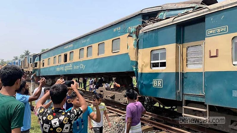 গাজীপুরে ২ ট্রেনের সংঘর্ষে  ১০ বগি লাইনচ্যুত