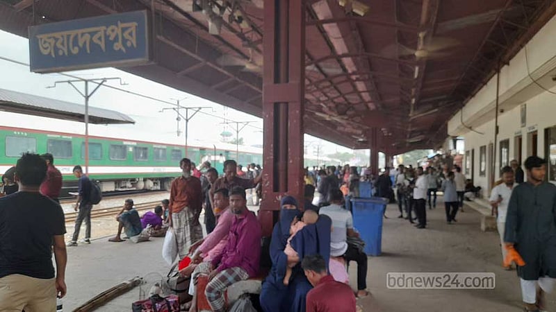 গাজীপুরের দুর্ঘটনা: ট্রেনের সূচিতে গড়বড়, ভোগান্তি যাত্রীদের