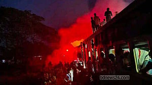 গাজীপুরে যমুনা এক্সপ্রেস ট্রেনের ইঞ্জিনে আগুন