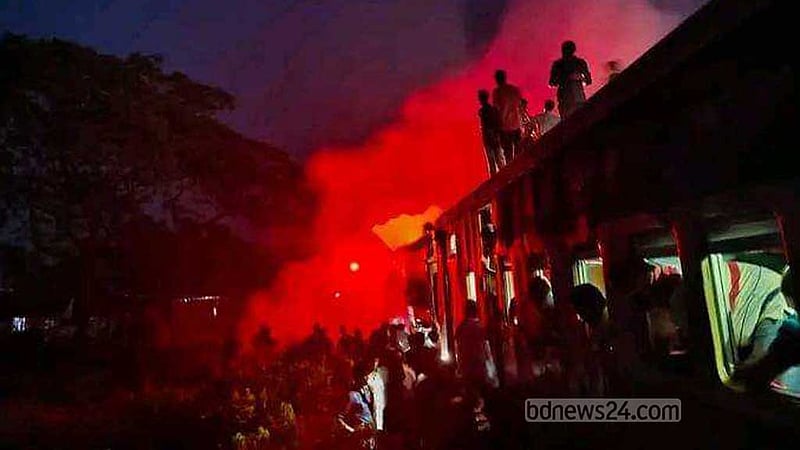 গাজীপুরে যমুনা এক্সপ্রেস ট্রেনের ইঞ্জিনে আগুন