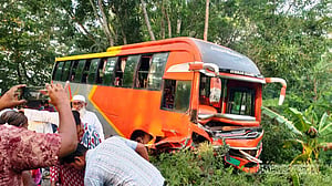 গোপালগঞ্জে বাসচাপায় প্রাইভেটকার আরোহী নিহত
