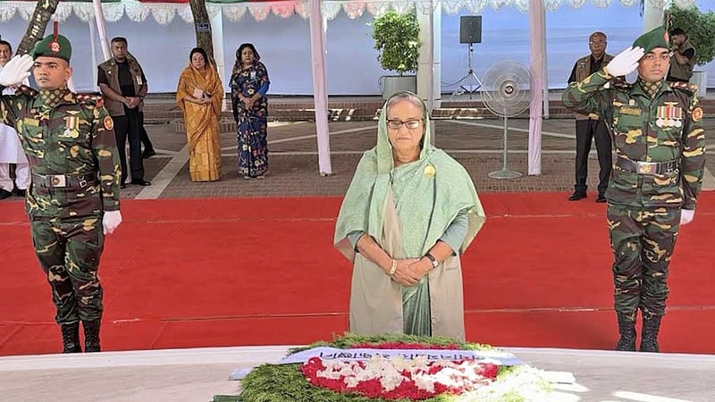 টুঙ্গিপাড়ায় বঙ্গবন্ধুর সমাধিতে প্রধানমন্ত্রীর শ্রদ্ধা