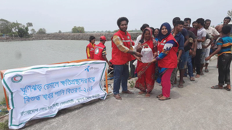 ঘূর্ণিঝড়ে ক্ষতিগ্রস্তদের পাশে গ্রামীণফোন