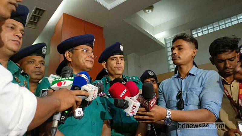 কাগজপত্র ‘দেখতে’ রাস্তায় বাস থামানো হবে না: ডিএমপি কমিশনার
