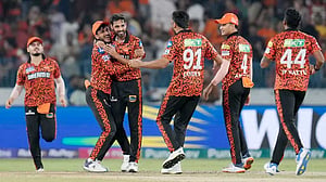 শেষ বলে উইকেট ভুবনেশ্বরের, ১ রানের জয় হায়দরাবাদের