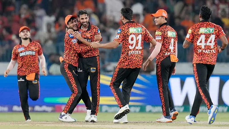 শেষ বলে উইকেট ভুবনেশ্বরের, ১ রানের জয় হায়দরাবাদের