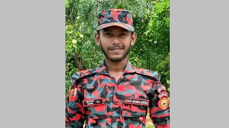 ঝড়ে ভেঙে পড়া গাছ কাটতে গিয়ে ফায়ার সার্ভিস কর্মীর মৃত্যু