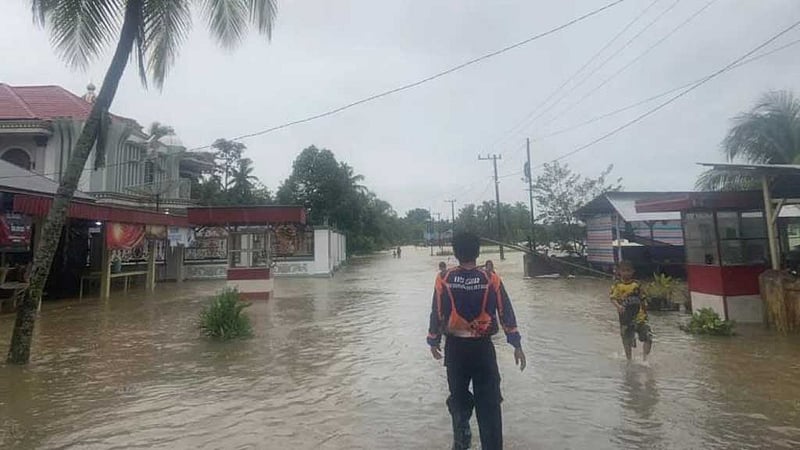 ইন্দোনেশিয়ায় বন্যা, ভূমিধসে নিহত ২৮