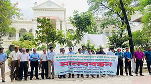 প্রত্যয় স্কিমে বিশ্ববিদ্যালয় শিক্ষক: প্রতিবাদে জগন্নাথে মানববন্ধন