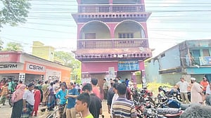 এমপি আনারের বাড়িতে শোকগ্রস্ত স্বজন ও সমর্থকদের ভিড়