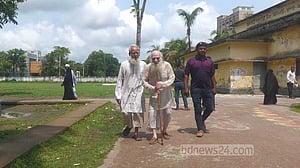 ‘এহনই মরমু না আরও চাইরবার ভোট দিমু’