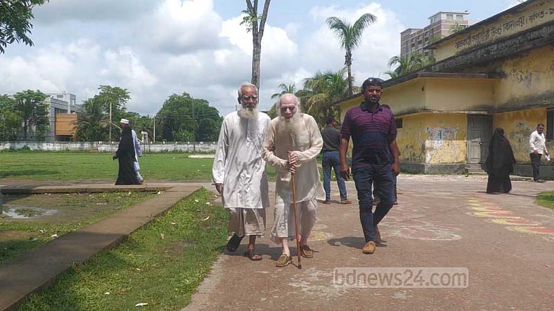 ‘এহনই মরমু না আরও চাইরবার ভোট দিমু’
