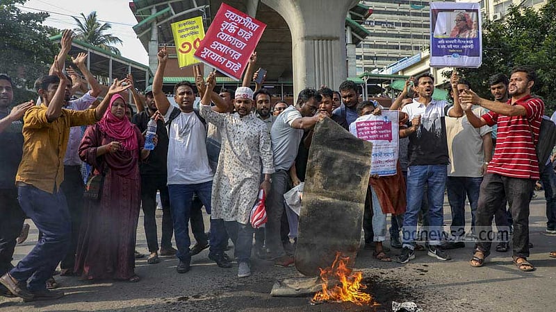 চাকরিতে ঢোকার বয়সসীমা ৩৫ প্রত্যাশীদের শাহবাগ অবরোধ, আটক ১৩