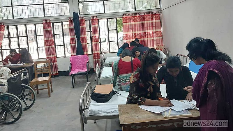 গুচ্ছের ‘বি’ ইউনিট: জবিতে সাত শারীরিক প্রতিবন্ধী বসলেন পরীক্ষায়