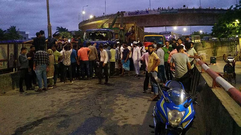 খিলগাঁওয়ে রেকারের নিচে ৪ মোটরসাইকেল, আহত কয়েকজন