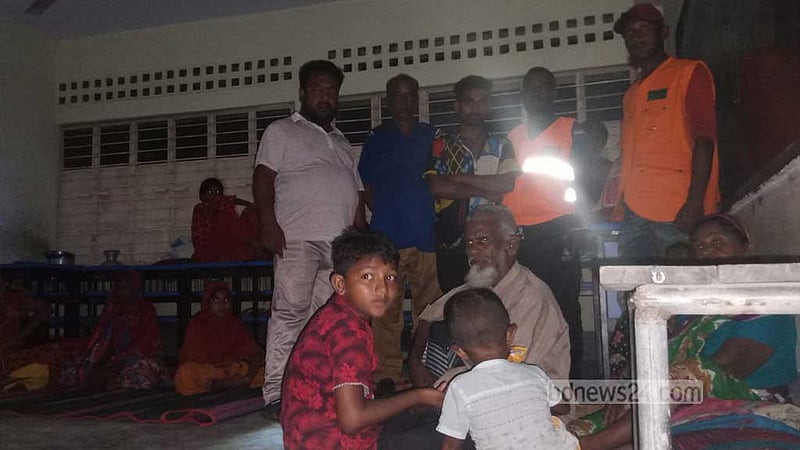 রেমাল: বহু গ্রাম প্লাবিত, বিদ্যুৎহীন ৩০ লাখ গ্রাহক