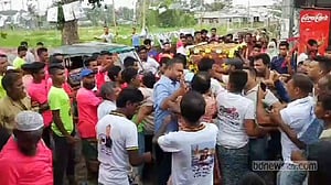 কিশোরগঞ্জে ‘প্রক্সি’ দেওয়ার সময় নারী পোলিং কর্মকর্তা আটক