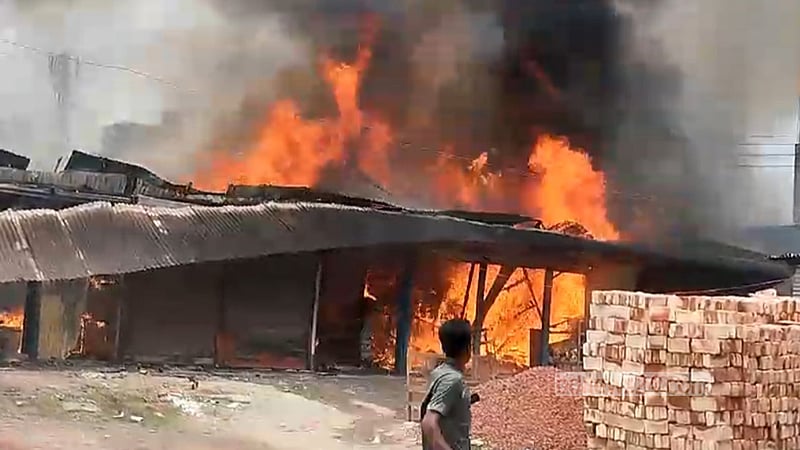 লালমনিরহাটে আগুনে পুড়ল ২০ দোকান