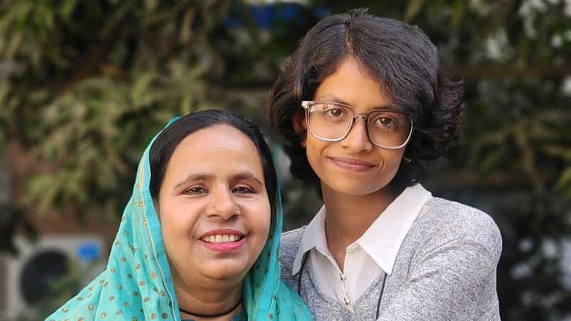 আলেয়ার সুরে মেয়ে গাইলেন ‘মায়ের আঁচল’